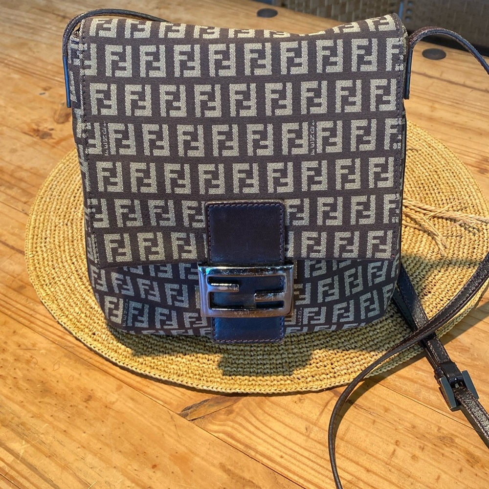 🎉 AUTHENTIC FENDI CROSSBODY BAG‼️